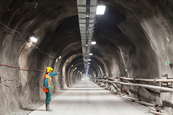 construction working in a tunnel following laser measurement