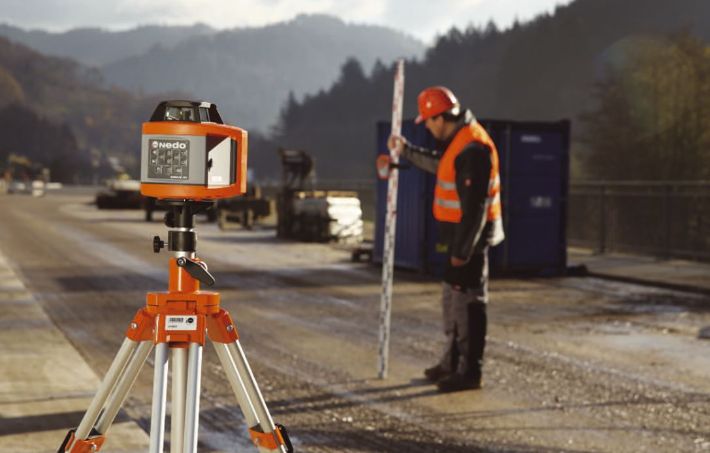 Construction worker using the Nedo-Linus1 HV Laser 